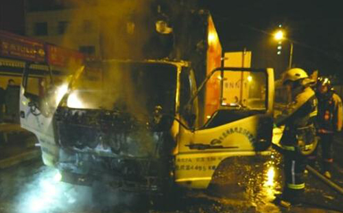 一輛掛著德州牌照的貨車突然自燃爆炸