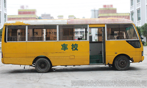 校車