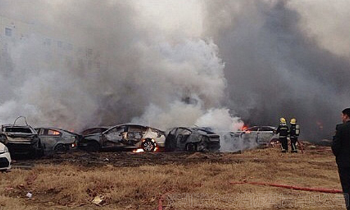 車輛起火（枯草引燃）